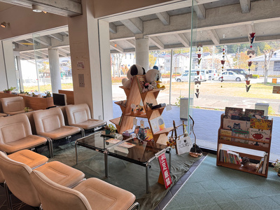 イスと机と手作り本棚と絵本